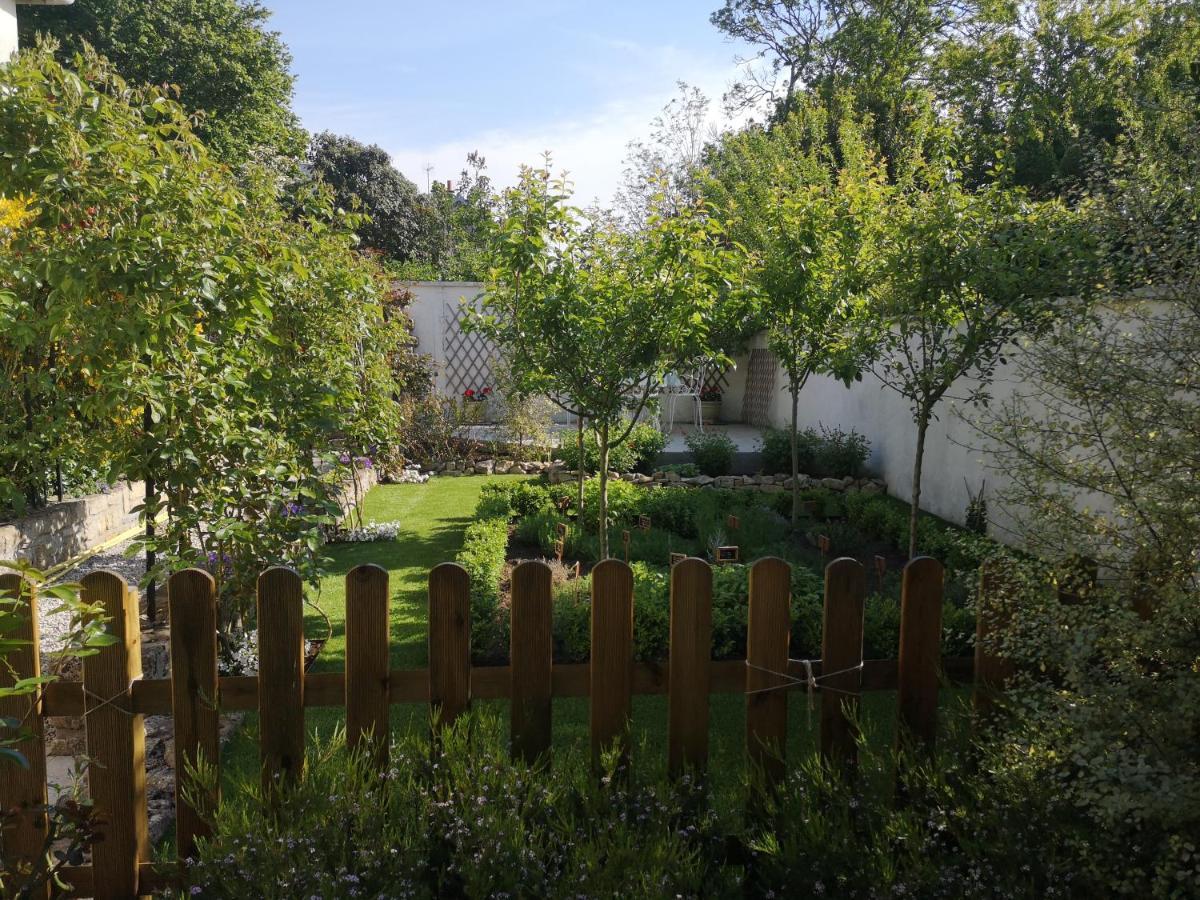 La Roseliere Maison Plain Pied Confortable Belle Decoration Jardin Magnifique 10 Mn A Pied Centre Ville Bayeux Proche Plages Du Debarquement Exteriér fotografie
